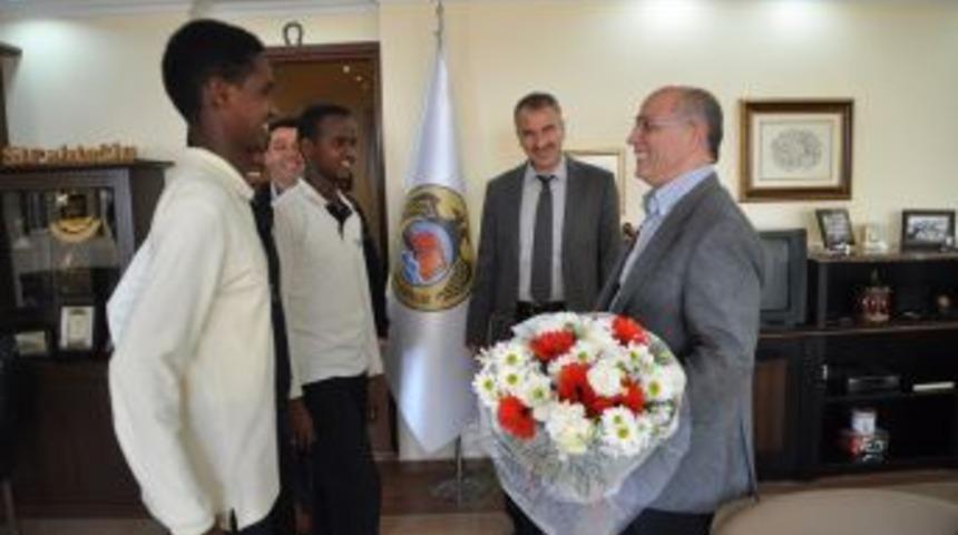 Somalili &ouml;ğrencilerden Sipahioğlu'na ziyaret