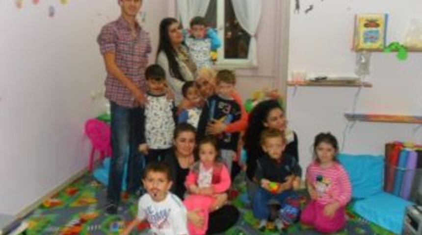 &Uuml;nivesite &Ouml;ğrencilerinden Hastanede Yatan &Ccedil;ocuklara Yılbaşı Kutlaması