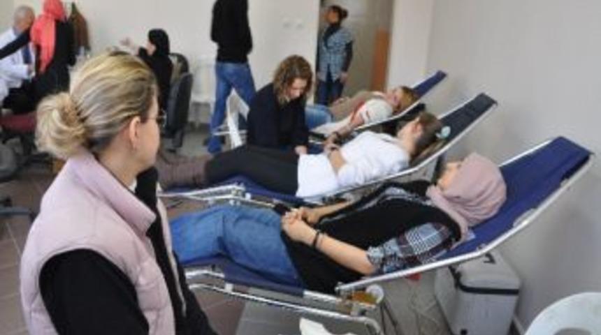 &Ouml;ğrencilerinden Kan Bağışı