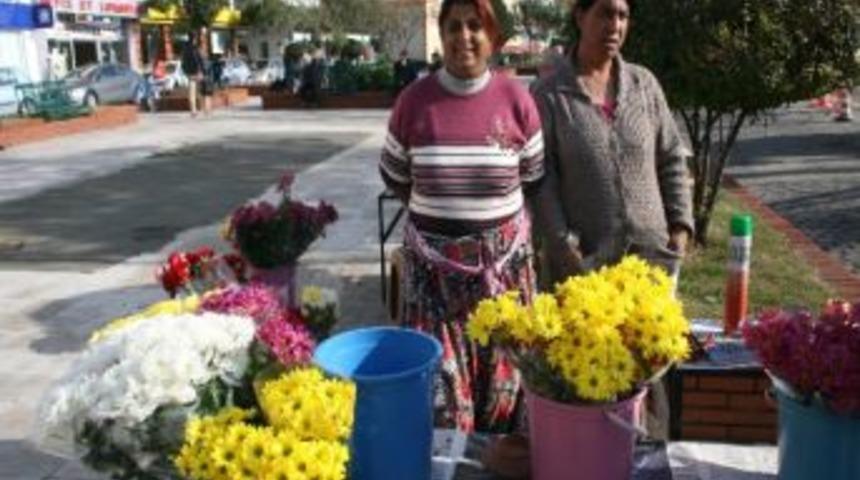 Aydın&rsquo;da &Ccedil;i&ccedil;ek&ccedil;iler İstasyon Meydanına Taşındı