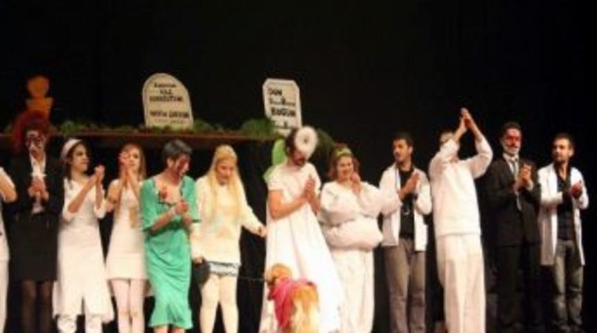 &Uuml;niversitelilerden Komedi Oyunu