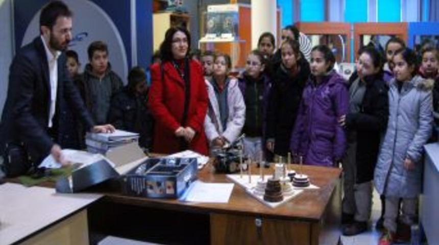 Gen&ccedil; K&acirc;şifler, Bilim Merkezi'ni Gezdi