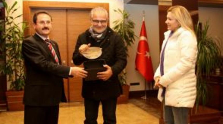 &Uuml;nl&uuml; sanat&ccedil;ıdan Vali Başk&ouml;y'e ziyaret