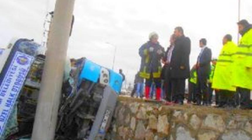 Otob&uuml;s  devrildi; 5 yaralı