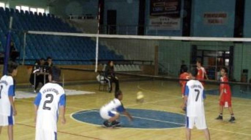 Voleybol İl Birinciliği M&uuml;sabakaları S&uuml;r&uuml;yor