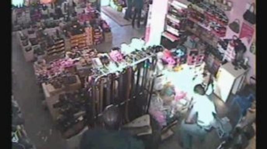 Mağazadan Beğendikleri Ayakkabıları &Ccedil;aldılar