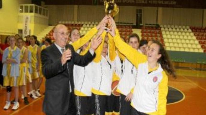 Gen&ccedil; Bayanlarda Şampiyon Dat&ccedil;a