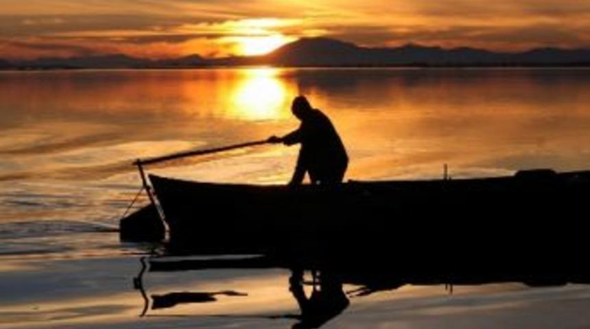 Işıklı G&ouml;l&uuml;nde G&uuml;n Batımı B&uuml;y&uuml;l&uuml;yor