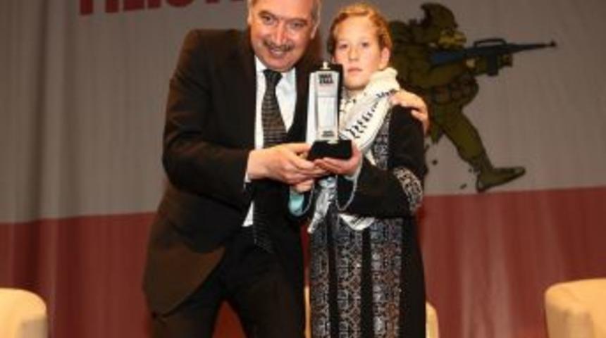 Filistinli Ahed Tamimi &lsquo;Hanzala Cesaret &Ouml;d&uuml;l&uuml;&rsquo;n&uuml; Aldı