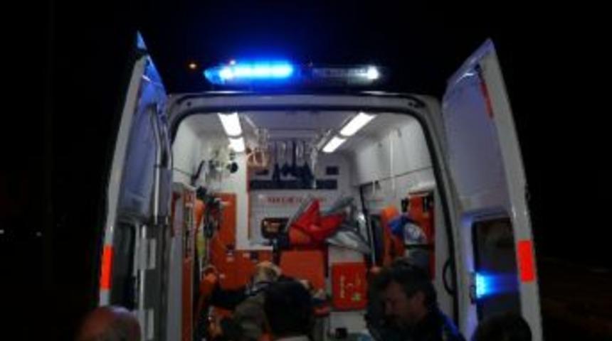 Minib&uuml;s Trakt&ouml;r&uuml; İkiye Ayırdı: 1 Yaralı