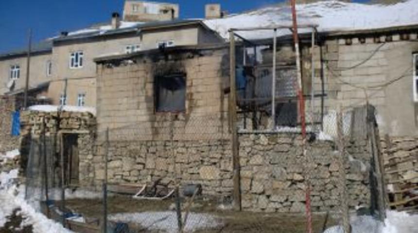 Aşiret &Uuml;yelerinin Kavga Ettiği K&ouml;yde Ş&uuml;pheli Yangın