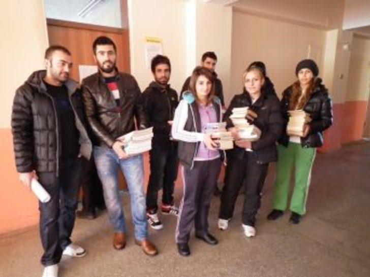 Kafkas Üniversitesi Öğrencileri Kitap Bağışladı