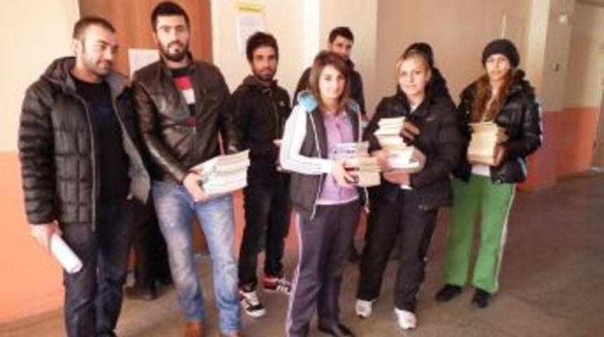 Kafkas &Uuml;niversitesi &Ouml;ğrencileri Kitap Bağışladı