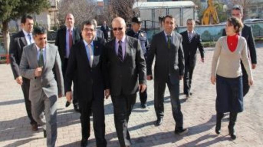 Vali Yılmaz Sınıf Arkadaşını Ziyaret Etti