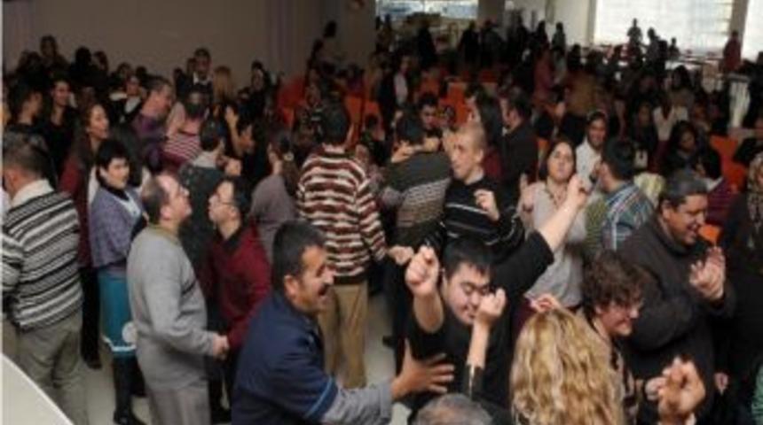 B&uuml;y&uuml;kşehir &Ouml;zel &Ccedil;ocuklar İ&ccedil;in Yılbaşı G&ouml;sterisi D&uuml;zenledi