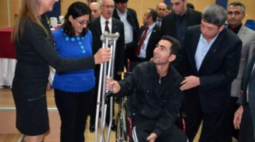 Cumhuriyet Başsavcısı Engellilere Tekerlekli Sandalye Dağıttı