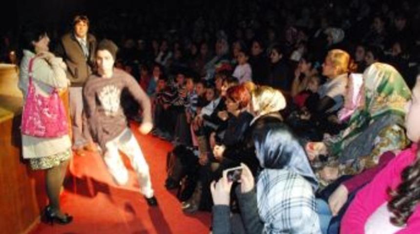 Şiddet G&ouml;ren Kadınlar &lsquo;tiyatroyla&rsquo; G&uuml;l&uuml;msedi