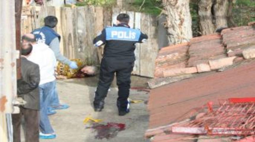 Evinin &ouml;n&uuml;nde boğazını kestiler