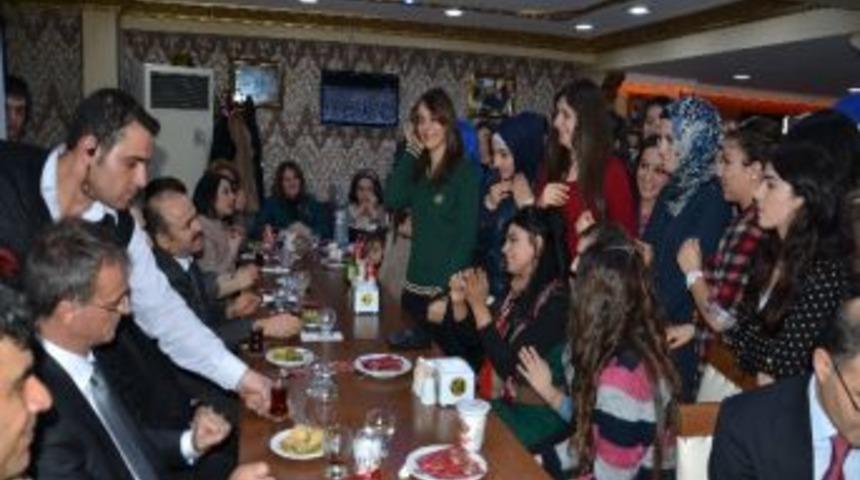 Siirt Protokol&uuml; K&uuml;rt&ccedil;e Şarkıya Eşlik Etti