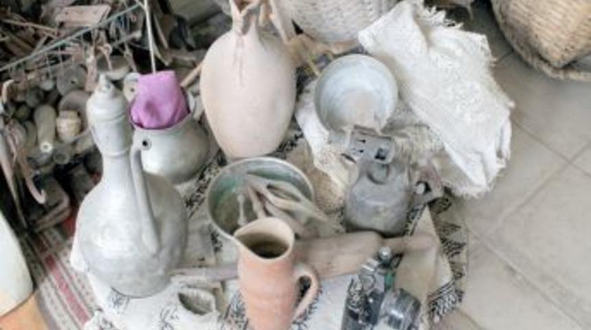 Tarih Kokan Raflar Antika Meraklılarını Bekliyor