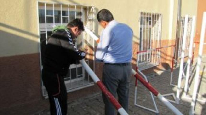 Hisarcık Atat&uuml;rk İlkokulu Atık Materyalleden Oyun Malzemesi Yapıyor