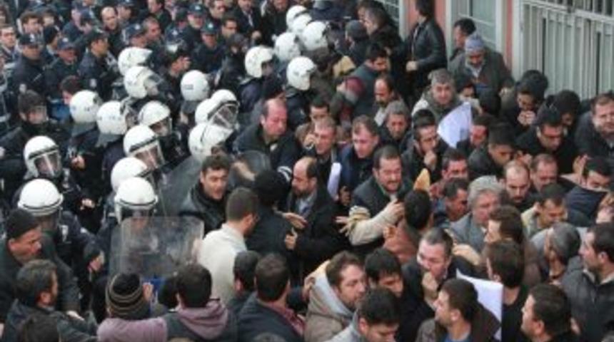 Kapalı Pazardaki Yerini Beğenmeyen Esnaflar, Kura &Ccedil;ekimini Engellemek Istedi