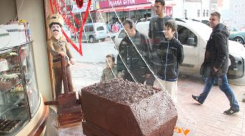 Uzunmehmet'in 80 Kiloluk Pastasını Yaptılar