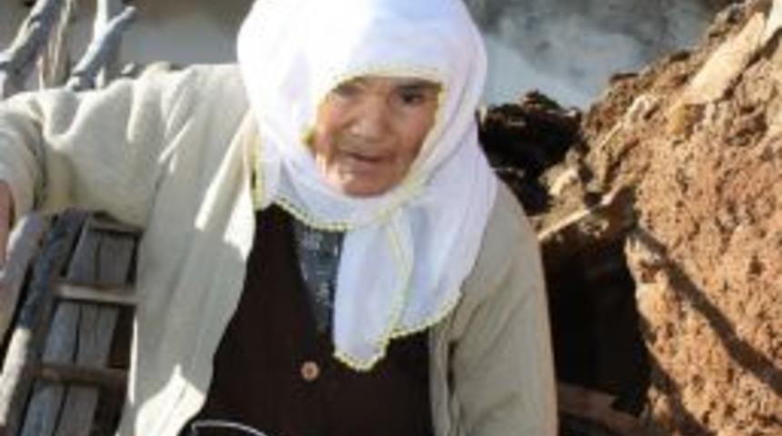 80 Yaşındaki Yaşlı Kadın Evi Başına Yıkılınca Ortada Kaldı