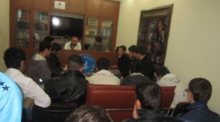 &Ouml;ğrenciler Serbest Kıyafet Uygulamasını Tartıştı