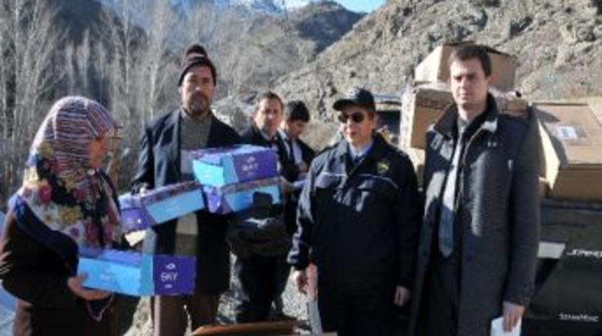 G&uuml;m&uuml;şhane&rsquo;de M&uuml;ltecilere Kışlık Bot Dağıtılıyor