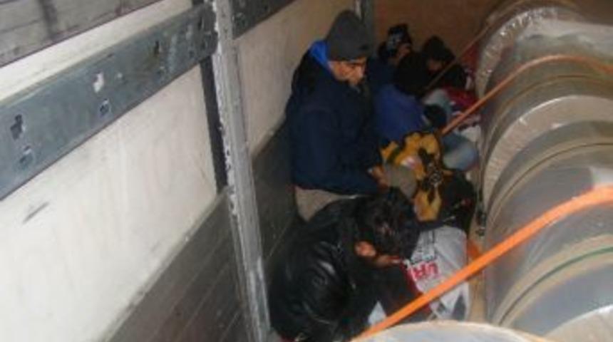 Tır Dorsesinde 5 Ka&ccedil;ak Yakalandı