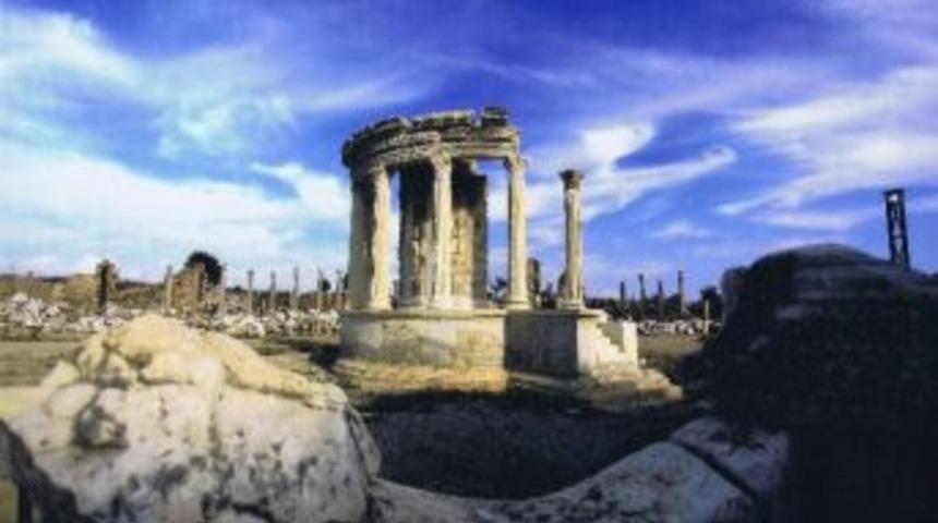 Vali Altıparmak, &ldquo;tarihi K&uuml;lt&uuml;rel Varlıklarımızı Ayağa Kaldırıyoruz&rdquo;