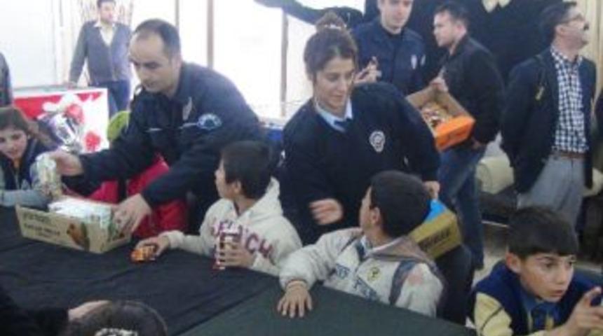 Kızıltepe Emniyeti Kapılarını Minik &Ouml;ğrenciler İ&ccedil;in A&ccedil;tı