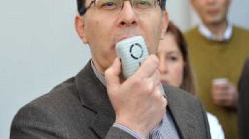 Profes&ouml;rler Tıp Fak&uuml;ltesi'ne 'mescit Istemiyoruz' Eylemi Yaptı