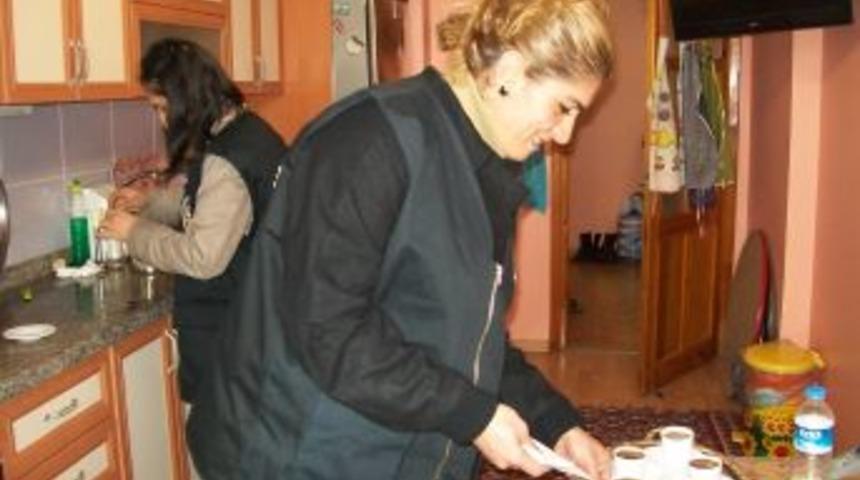 Polis, Bir Fincan Kahve I&ccedil;meye Geliyor