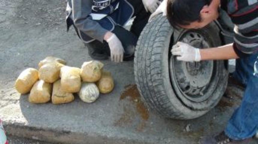 Minib&uuml;s&uuml;n Yedek Lastiğinden Esrar &Ccedil;ıktı
