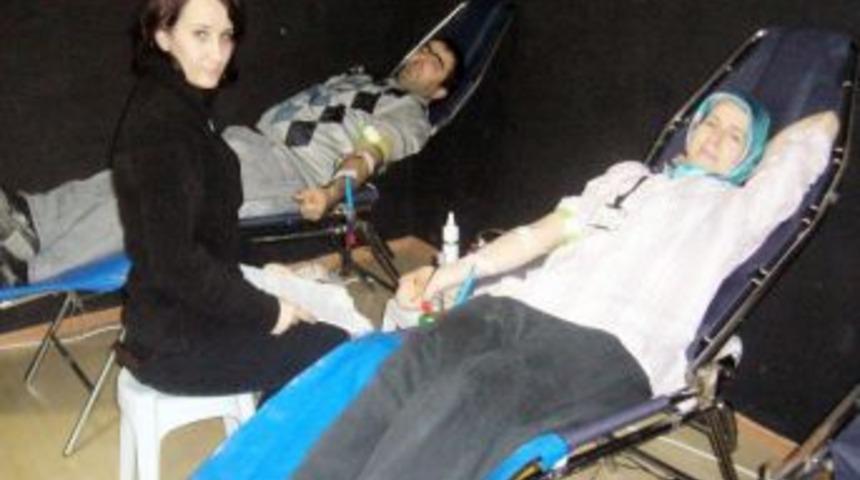 &Ouml;ğretmen Ve Velilerden Kan Bağışı