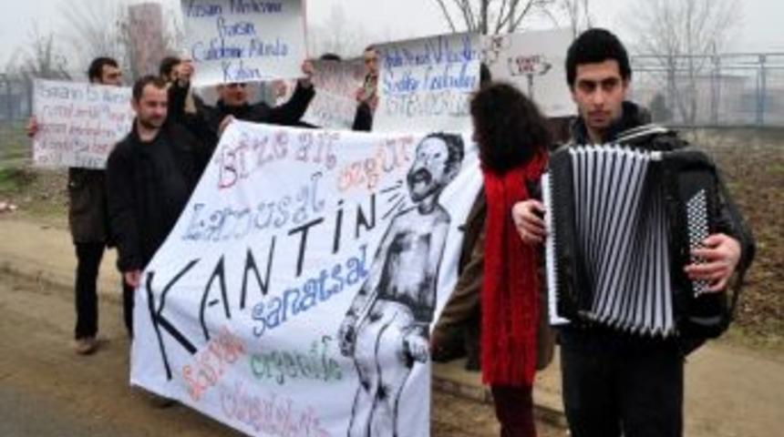 &Uuml;niversitelilerden Kantin Protestosu