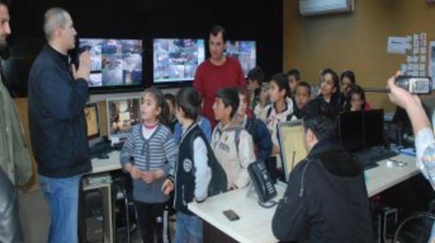 Kızıltepeli &Ccedil;ocuklar Emniyeti Gezdi, Polis Telsizinden K&uuml;rt&ccedil;e Anons Yaptı