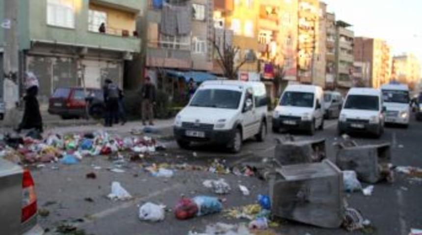 Diyarbakır&rsquo;da Polise Ses Bombalı Saldırı: 2 Yaralı