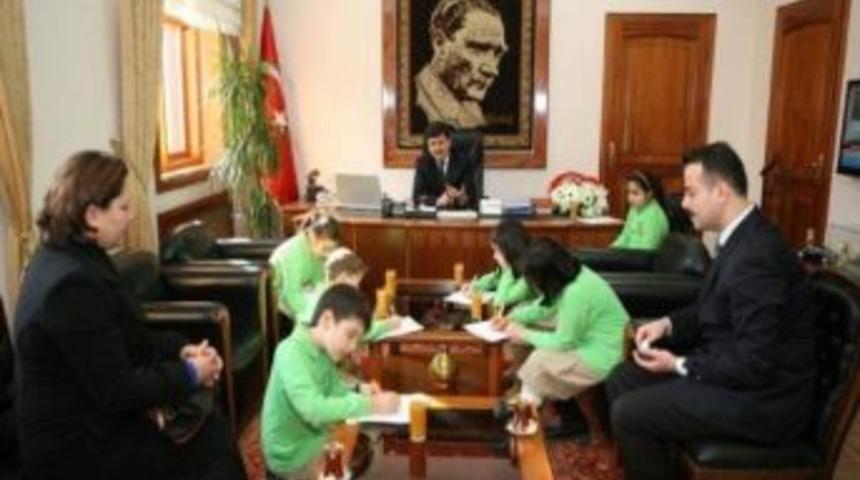 &Ouml;ğrencilerden Vali &Ouml;z&rsquo;e Soru Yağmuru