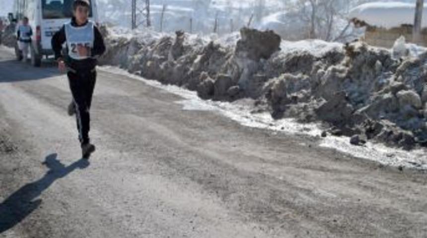 Hakkari'de Dondurucu Soğukta Kros Yarışması