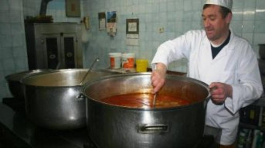 Ayvalık&rsquo;ta Yemek Kazanları Yoksullar İ&ccedil;in Kaynıyor