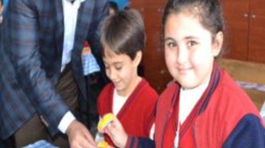 Yurttaş Ve Orhan &Ouml;ğrencilere Kuru &Uuml;z&uuml;m Dağıttı
