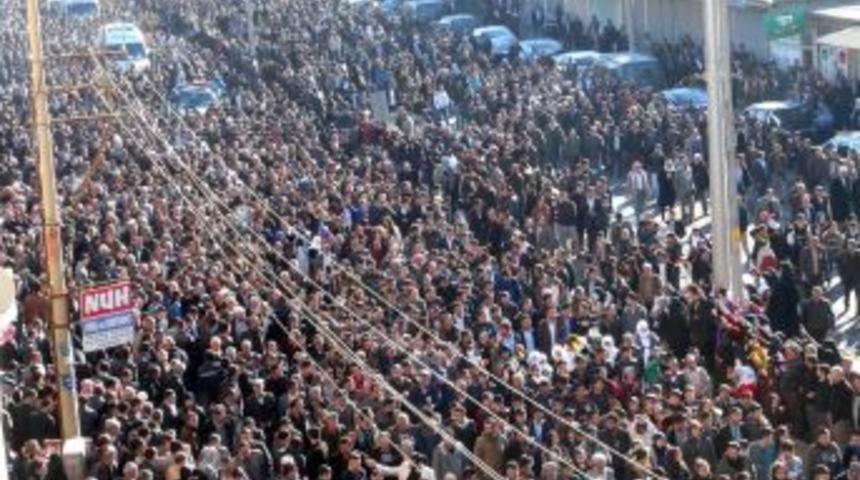 Şerafettin El&ccedil;i'yi Binlerce Seveni Uğurladı