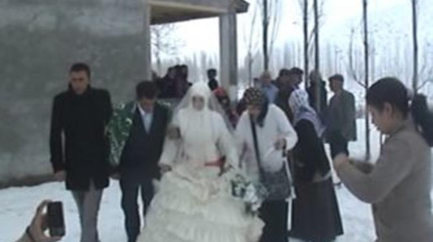 Kar altında renkli Kağızman düğünü