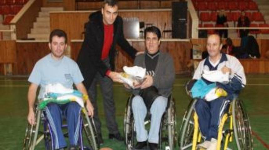 Engelli Basketbol Takımına Malzeme Desteği