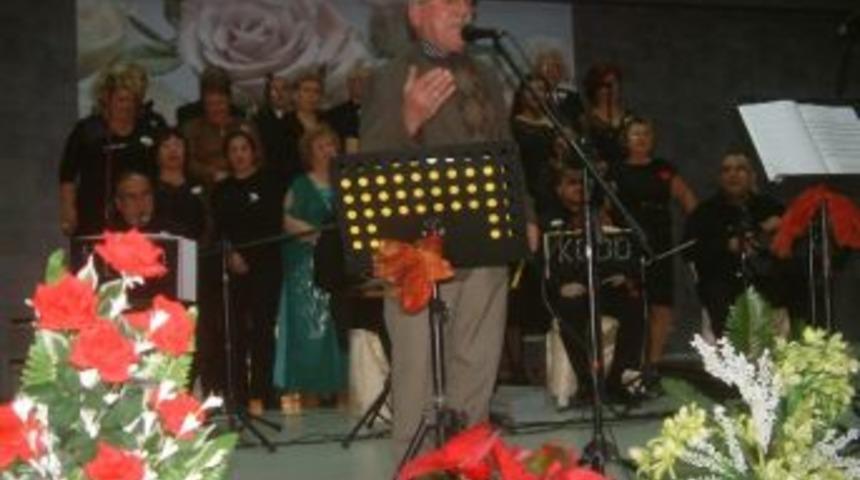 Burhaniye&rsquo;de Bakkal Şarkıcı Alkış Topladı