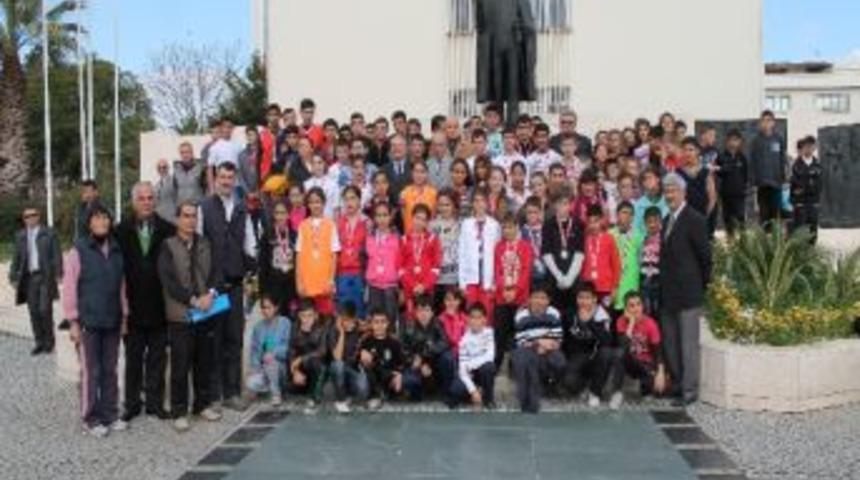 Atat&uuml;rk İ&ccedil;in Koştular