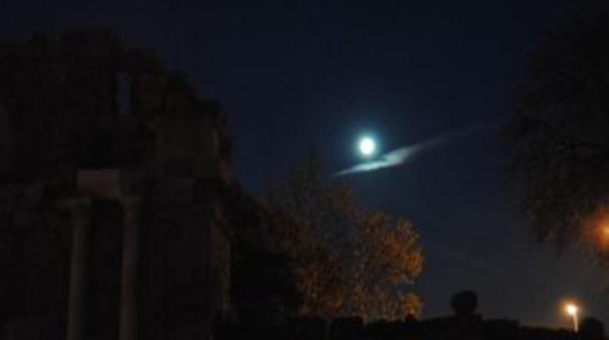 Dolunay Şavkı Side'de Anıtsal Çeşme Sütunlarını Aydınlattı